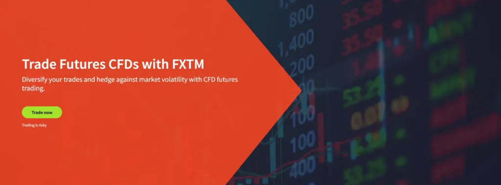 FXTM 브로커 로고와 카피 트레이딩 기능, 풍부한 교육 자료를 상징하는 거래 화면 디자인.